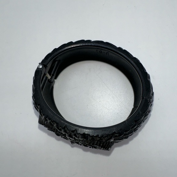 Plastic silver and black colors owl hinge bangle bracelet - Picture 5 of 7